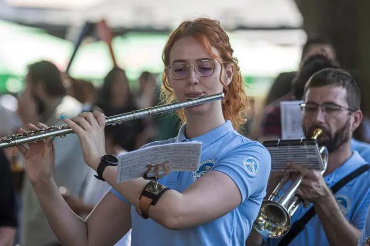 Frizura za pet, a tek outfit? Atraktivna brineta bila je lijek za umorne oči, istaknula se u gomili