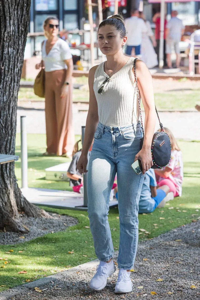 Frizura za pet, a tek outfit? Atraktivna brineta bila je lijek za umorne oči, istaknula se u gomili