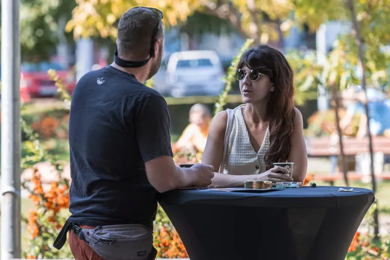 Frizura za pet, a tek outfit? Atraktivna brineta bila je lijek za umorne oči, istaknula se u gomili