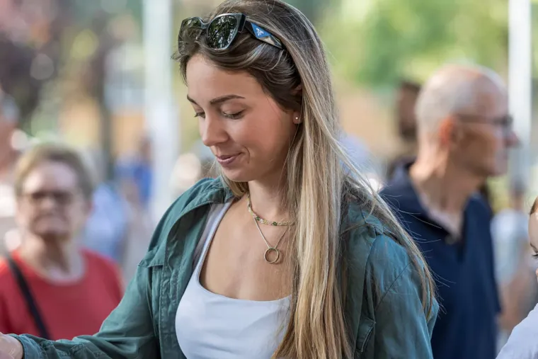 Frizura za pet, a tek outfit? Atraktivna brineta bila je lijek za umorne oči, istaknula se u gomili