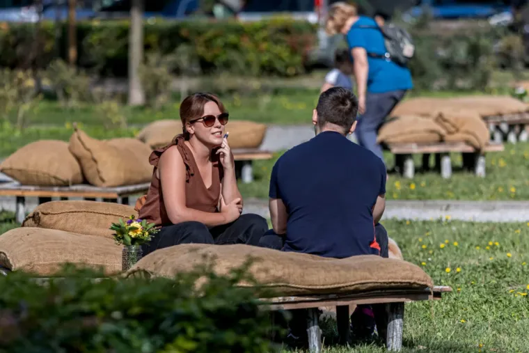 Frizura za pet, a tek outfit? Atraktivna brineta bila je lijek za umorne oči, istaknula se u gomili