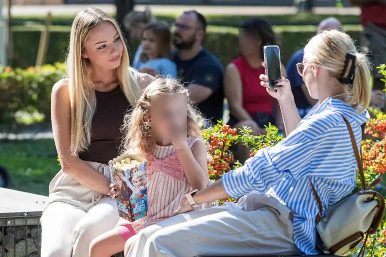 Frizura za pet, a tek outfit? Atraktivna brineta bila je lijek za umorne oči, istaknula se u gomili