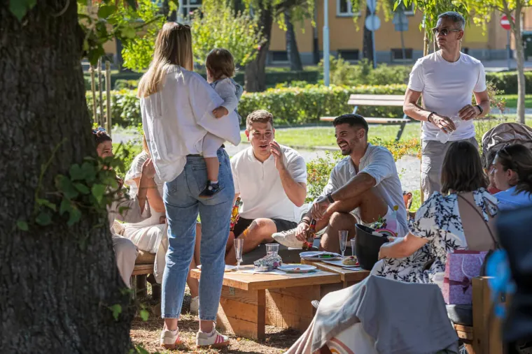 Frizura za pet, a tek outfit? Atraktivna brineta bila je lijek za umorne oči, istaknula se u gomili