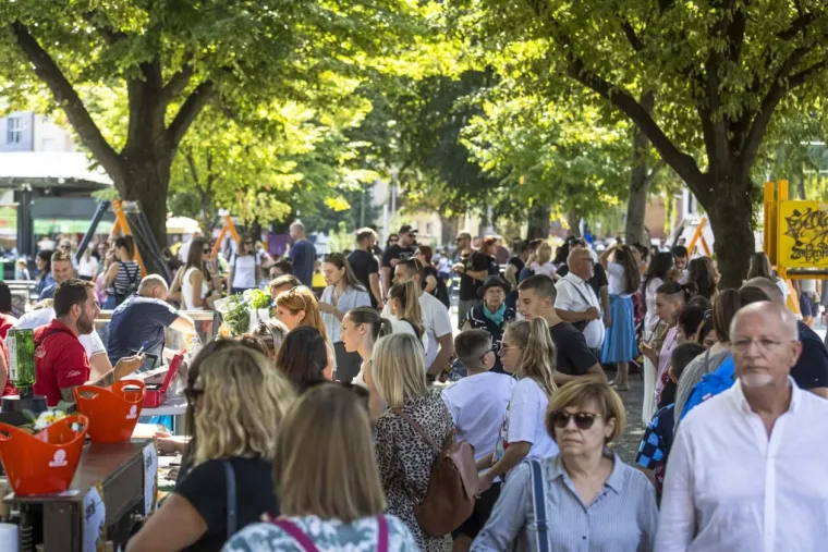 Frizura za pet, a tek outfit? Atraktivna brineta bila je lijek za umorne oči, istaknula se u gomili