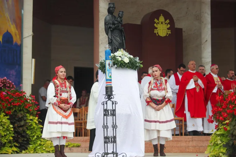 Tisuće vjernika u Bistrici: Nadbiskup Kutleša podsjetio kako je Marija postala 'Kraljica Hrvata'