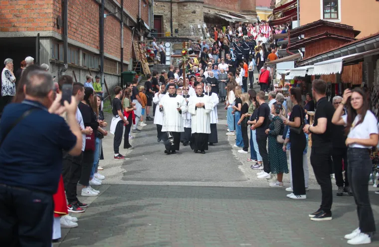 Tisuće vjernika u Bistrici: Nadbiskup Kutleša podsjetio kako je Marija postala 'Kraljica Hrvata'