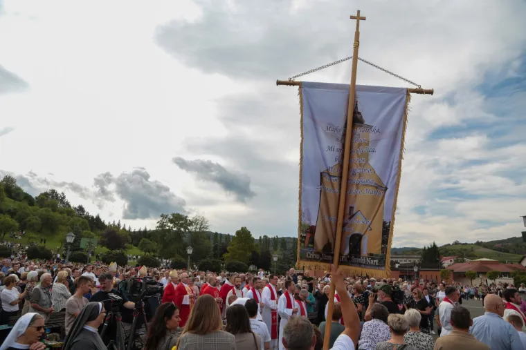 Tisuće vjernika u Bistrici: Nadbiskup Kutle&scaron;a podsjetio kako je Marija postala 'Kraljica Hrvata'