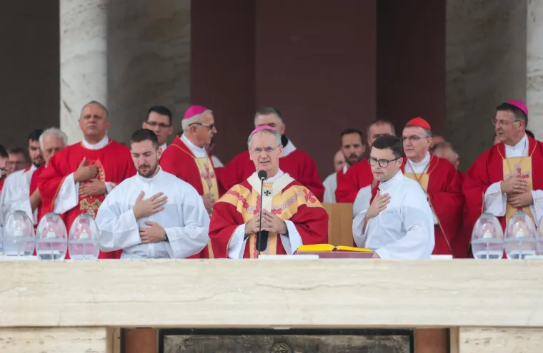 Tisuće vjernika u Bistrici: Nadbiskup Kutle&scaron;a podsjetio kako je Marija postala 'Kraljica Hrvata'