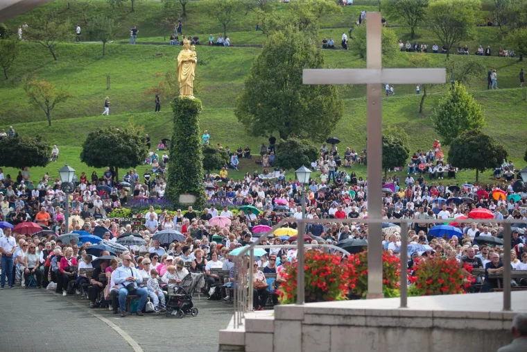 Tisuće vjernika u Bistrici: Nadbiskup Kutle&scaron;a podsjetio kako je Marija postala 'Kraljica Hrvata'