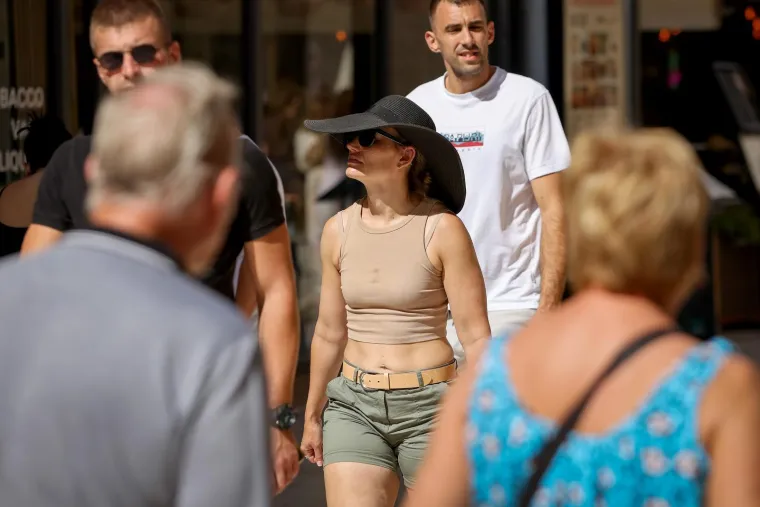 Vruća nedjelja u Zadru: Djevojke zapalile rivu, ovako se iskorištavaju zadnji dani ljeta