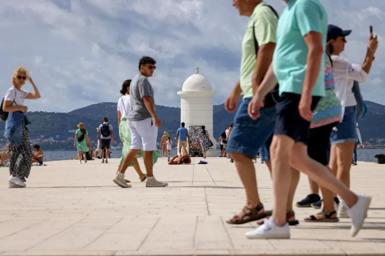 Vruća nedjelja u Zadru: Djevojke zapalile rivu, ovako se iskorištavaju zadnji dani ljeta