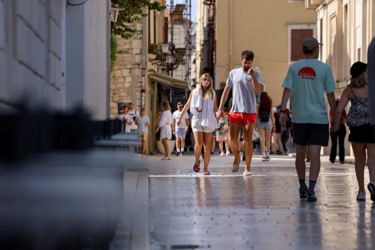 Vruća nedjelja u Zadru: Djevojke zapalile rivu, ovako se iskorištavaju zadnji dani ljeta