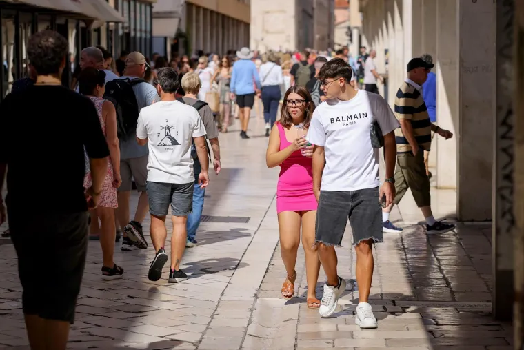 Vruća nedjelja u Zadru: Djevojke zapalile rivu, ovako se iskorištavaju zadnji dani ljeta