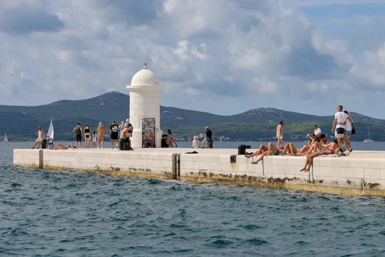 Vruća nedjelja u Zadru: Djevojke zapalile rivu, ovako se iskorištavaju zadnji dani ljeta