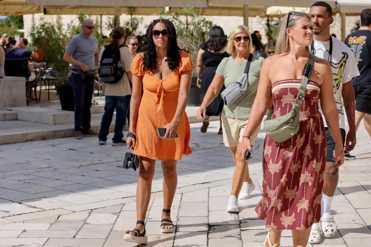 Vruća nedjelja u Zadru: Djevojke zapalile rivu, ovako se iskorištavaju zadnji dani ljeta