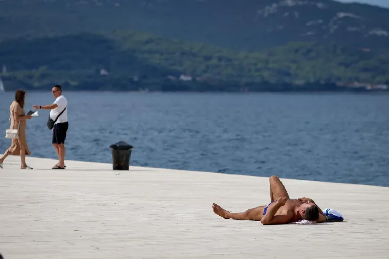Vruća nedjelja u Zadru: Djevojke zapalile rivu, ovako se iskorištavaju zadnji dani ljeta
