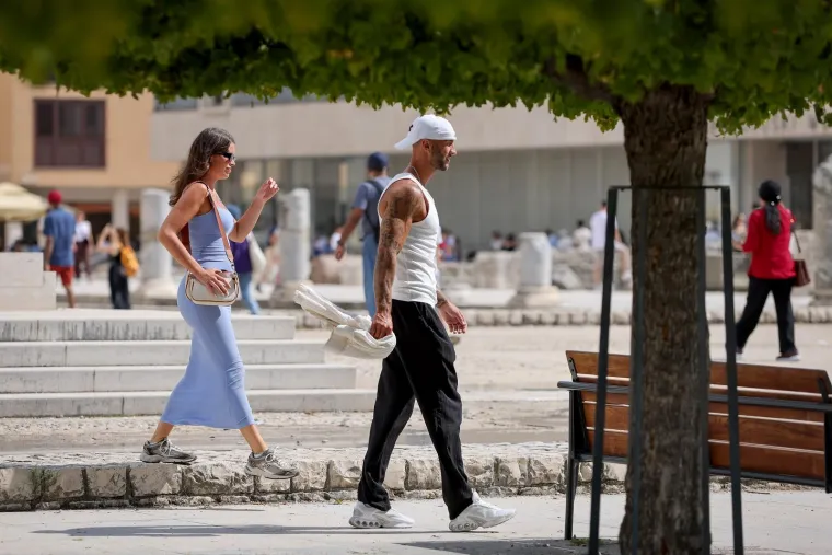 Vruća nedjelja u Zadru: Djevojke zapalile rivu, ovako se iskorištavaju zadnji dani ljeta