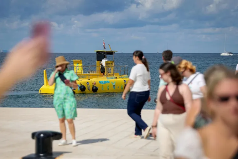 Vruća nedjelja u Zadru: Djevojke zapalile rivu, ovako se iskori&scaron;tavaju zadnji dani ljeta