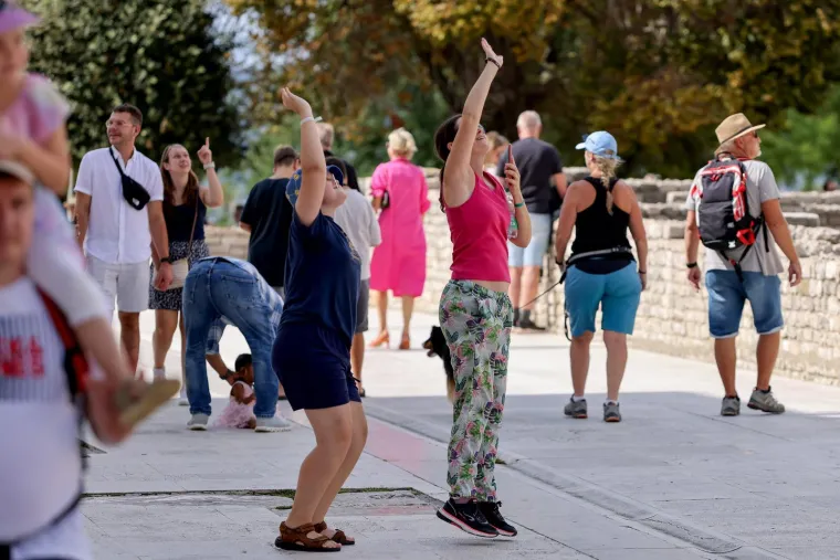 Vruća nedjelja u Zadru: Djevojke zapalile rivu, ovako se iskori&scaron;tavaju zadnji dani ljeta