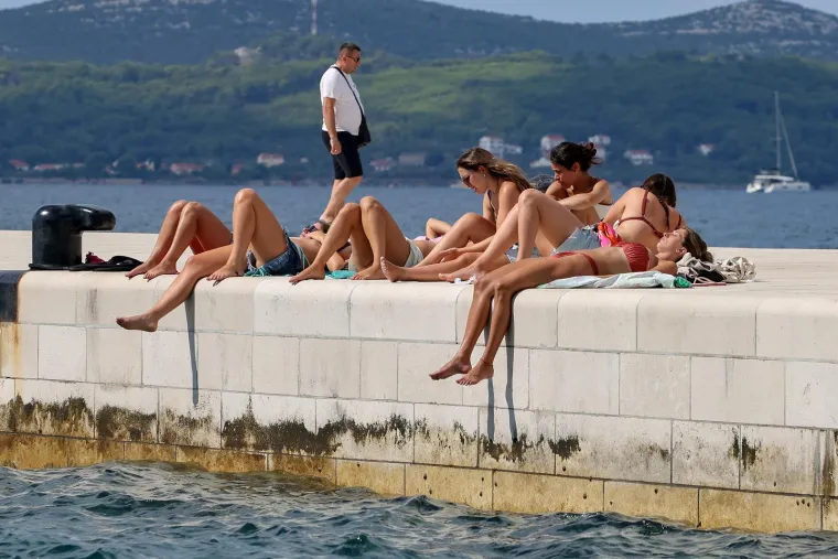 Vruća nedjelja u Zadru: Djevojke zapalile rivu, ovako se iskori&scaron;tavaju zadnji dani ljeta