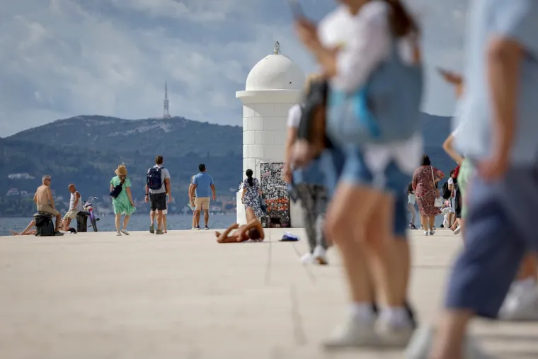 Vruća nedjelja u Zadru: Djevojke zapalile rivu, ovako se iskori&scaron;tavaju zadnji dani ljeta