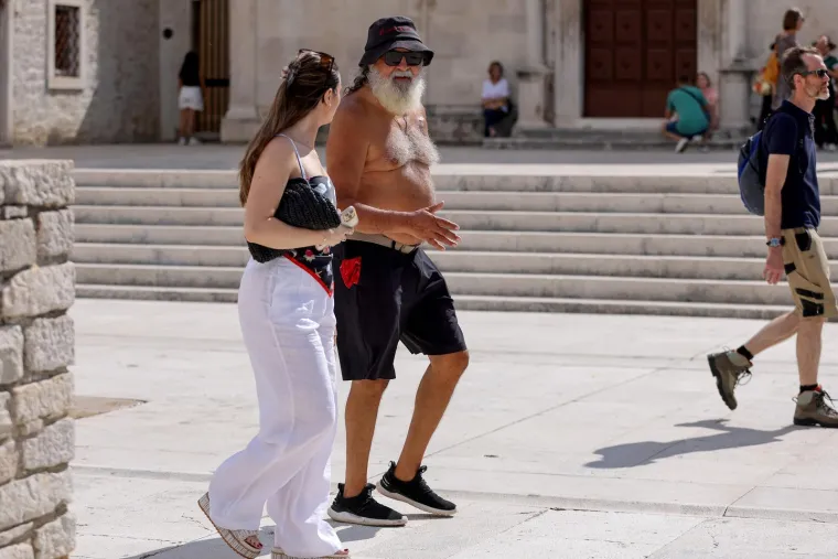 Vruća nedjelja u Zadru: Djevojke zapalile rivu, ovako se iskori&scaron;tavaju zadnji dani ljeta
