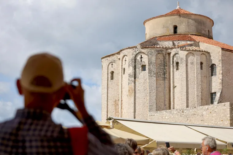 Vruća nedjelja u Zadru: Djevojke zapalile rivu, ovako se iskori&scaron;tavaju zadnji dani ljeta