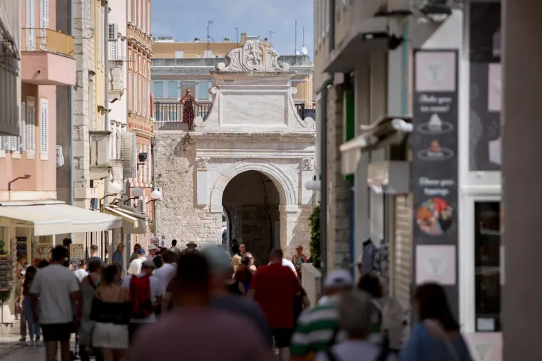 Vruća nedjelja u Zadru: Djevojke zapalile rivu, ovako se iskori&scaron;tavaju zadnji dani ljeta