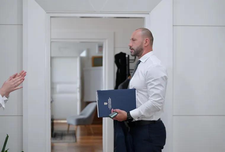 Možda ćete ba&scaron; sada poželjeti u teretanu: Pogledajte mi&scaron;iće ministra Habijana