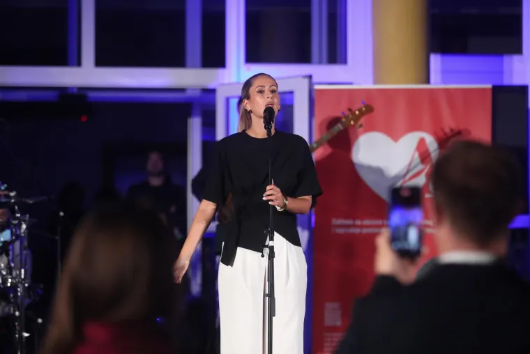 Okrenula se duhovnoj glazbi: Albina zapjevala u čast djevojčici koja je stradala u zagrebačkom potresu