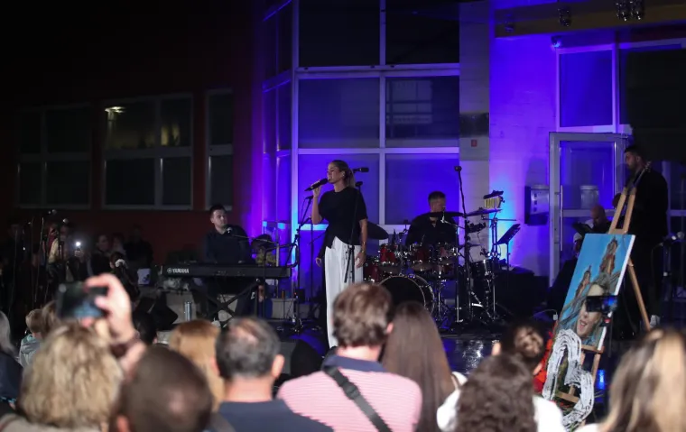 Okrenula se duhovnoj glazbi: Albina zapjevala u čast djevojčici koja je stradala u zagrebačkom potresu