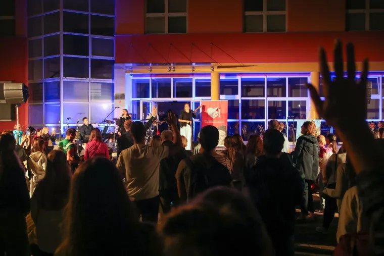 Okrenula se duhovnoj glazbi: Albina zapjevala u čast djevojčici koja je stradala u zagrebačkom potresu