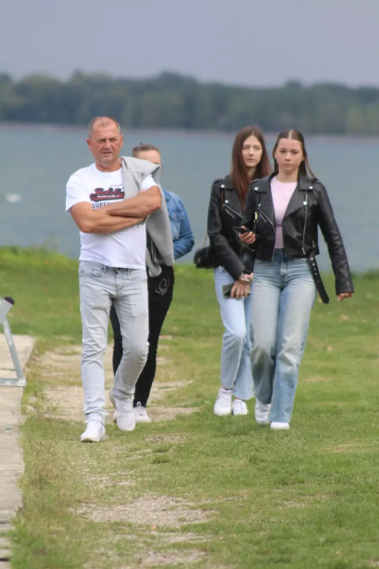 Dress code u Međimurju su uske traperice i kožne jakne: Zgodne cure prošetale uz Dravu