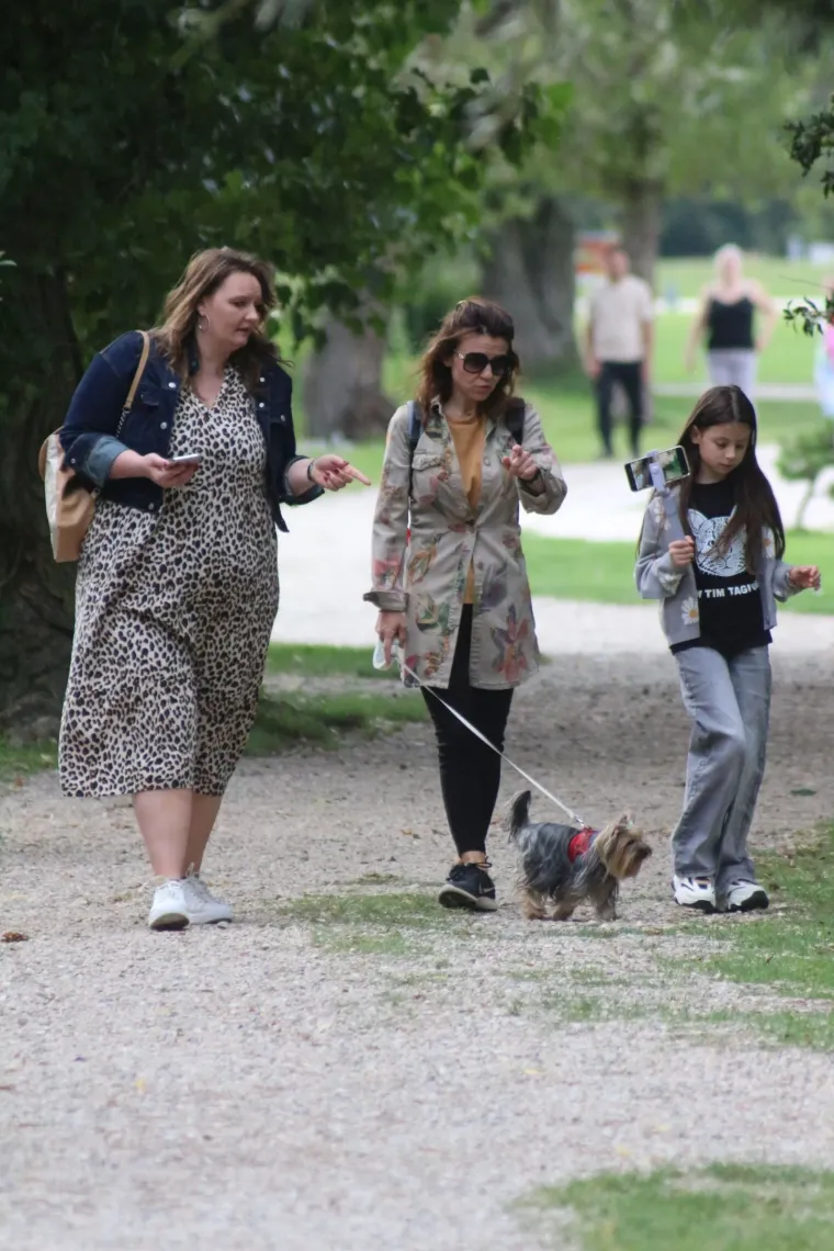 Dress code u Međimurju su uske traperice i kožne jakne: Zgodne cure pro&scaron;etale uz Dravu
