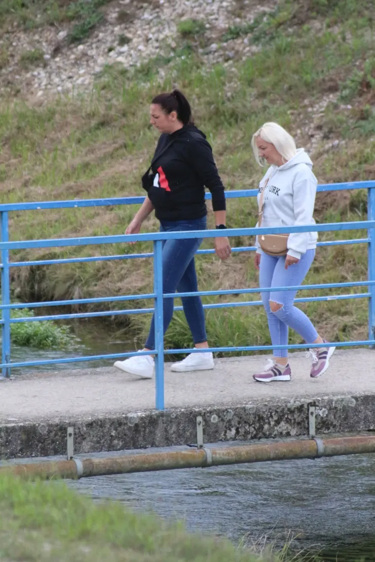 Dress code u Međimurju su uske traperice i kožne jakne: Zgodne cure pro&scaron;etale uz Dravu