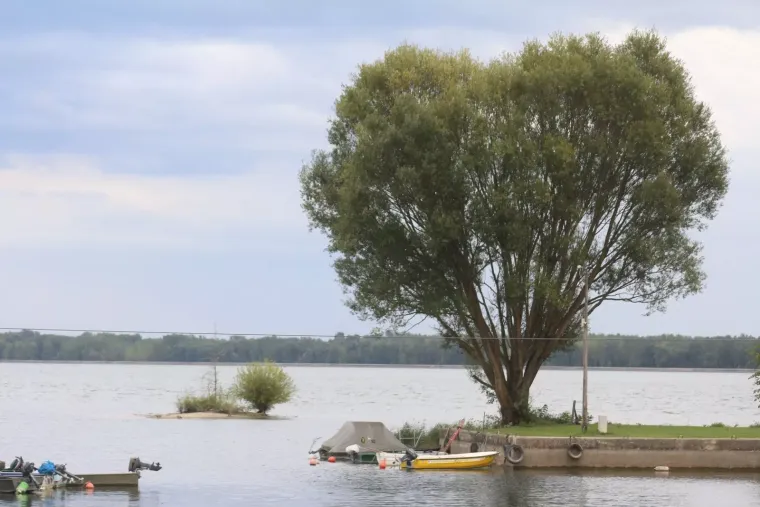 Dress code u Međimurju su uske traperice i kožne jakne: Zgodne cure pro&scaron;etale uz Dravu