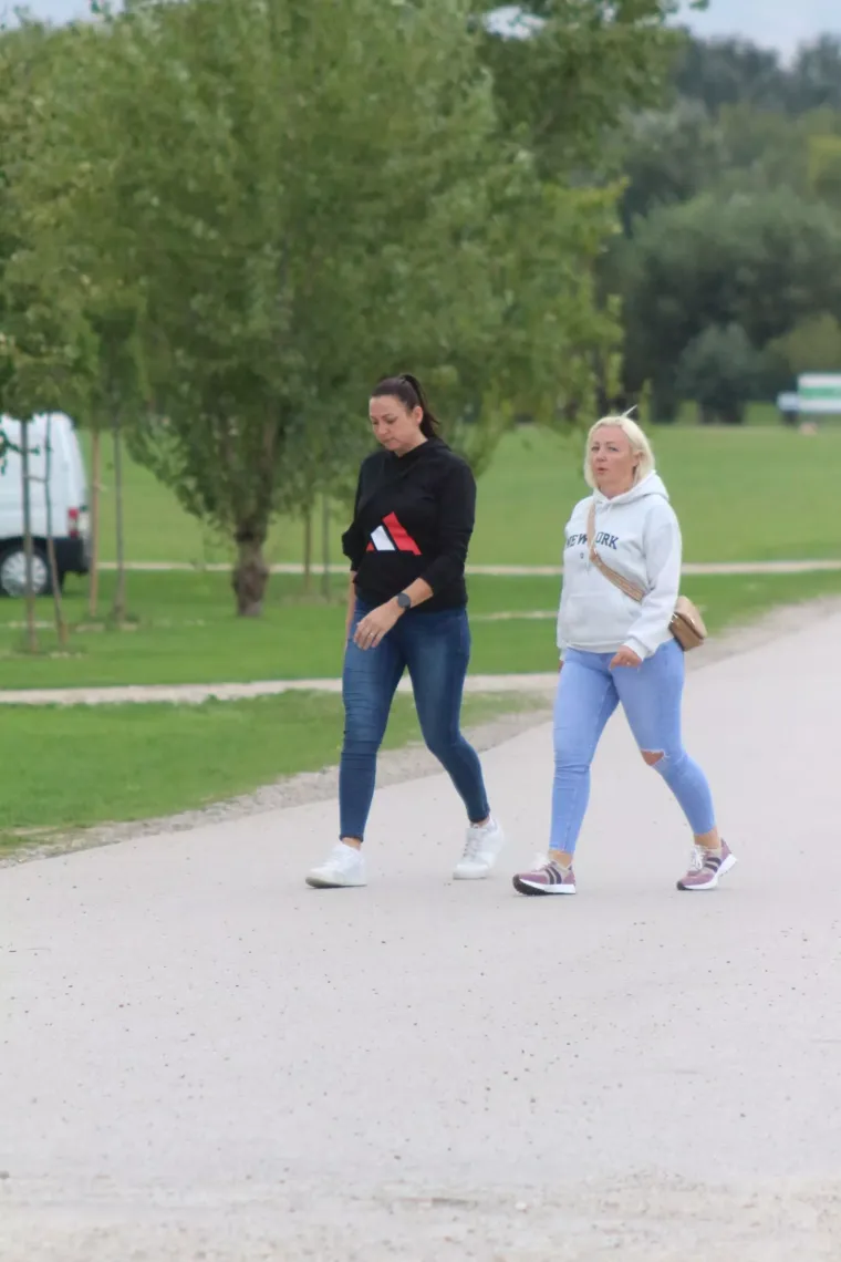 Dress code u Međimurju su uske traperice i kožne jakne: Zgodne cure prošetale uz Dravu