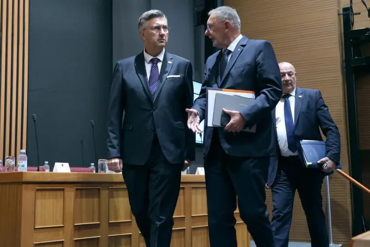 Što kažete, je li im godilo? Pogledajte kako izgledaju zastupnici nakon dva mjeseca odmora