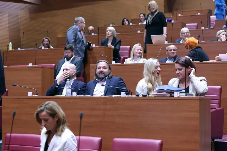 Što kažete, je li im godilo? Pogledajte kako izgledaju zastupnici nakon dva mjeseca odmora