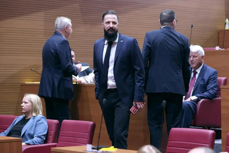 Što kažete, je li im godilo? Pogledajte kako izgledaju zastupnici nakon dva mjeseca odmora