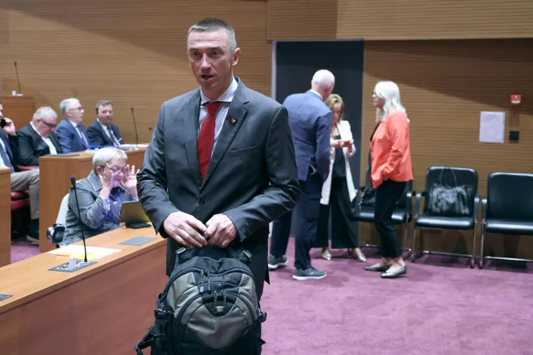 Što kažete, je li im godilo? Pogledajte kako izgledaju zastupnici nakon dva mjeseca odmora