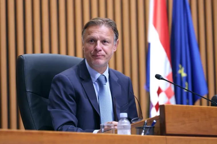 Što kažete, je li im godilo? Pogledajte kako izgledaju zastupnici nakon dva mjeseca odmora