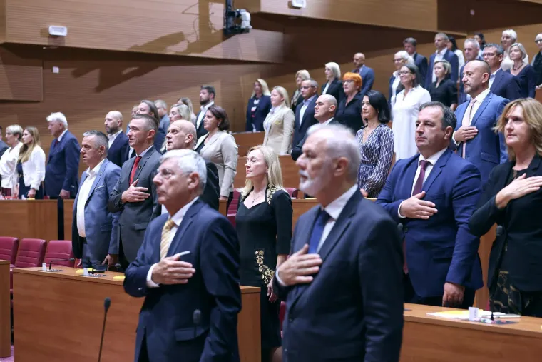 Što kažete, je li im godilo? Pogledajte kako izgledaju zastupnici nakon dva mjeseca odmora