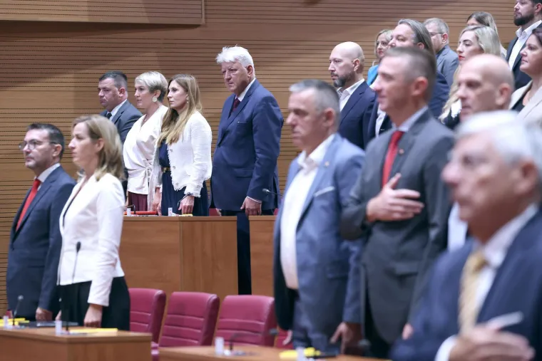 Što kažete, je li im godilo? Pogledajte kako izgledaju zastupnici nakon dva mjeseca odmora