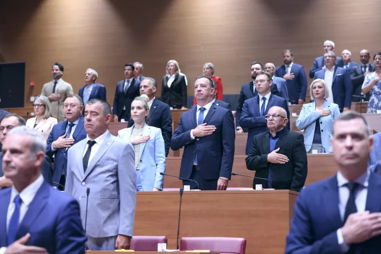 Što kažete, je li im godilo? Pogledajte kako izgledaju zastupnici nakon dva mjeseca odmora