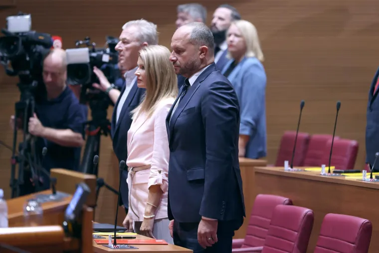 Što kažete, je li im godilo? Pogledajte kako izgledaju zastupnici nakon dva mjeseca odmora