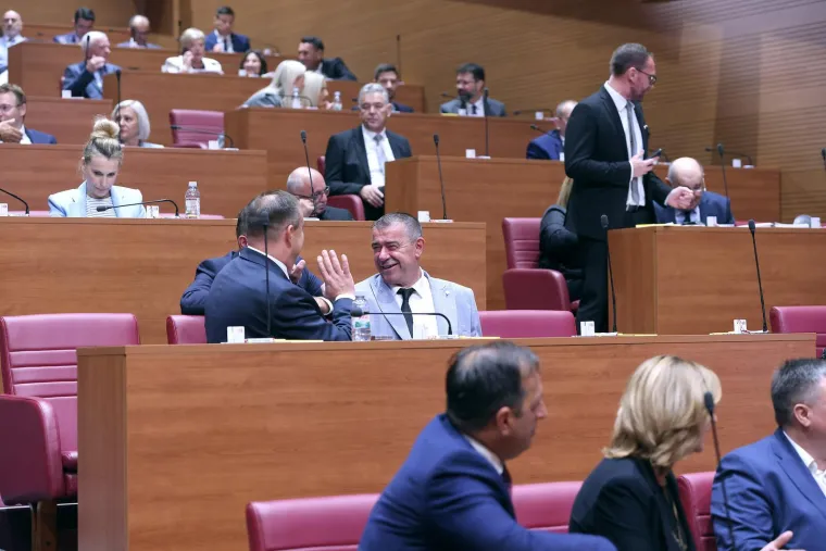 Što kažete, je li im godilo? Pogledajte kako izgledaju zastupnici nakon dva mjeseca odmora