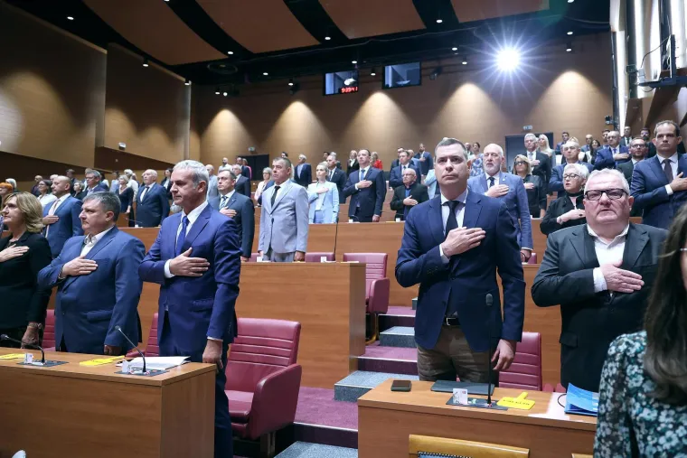 &Scaron;to kažete, je li im godilo? Pogledajte kako izgledaju zastupnici nakon dva mjeseca odmora