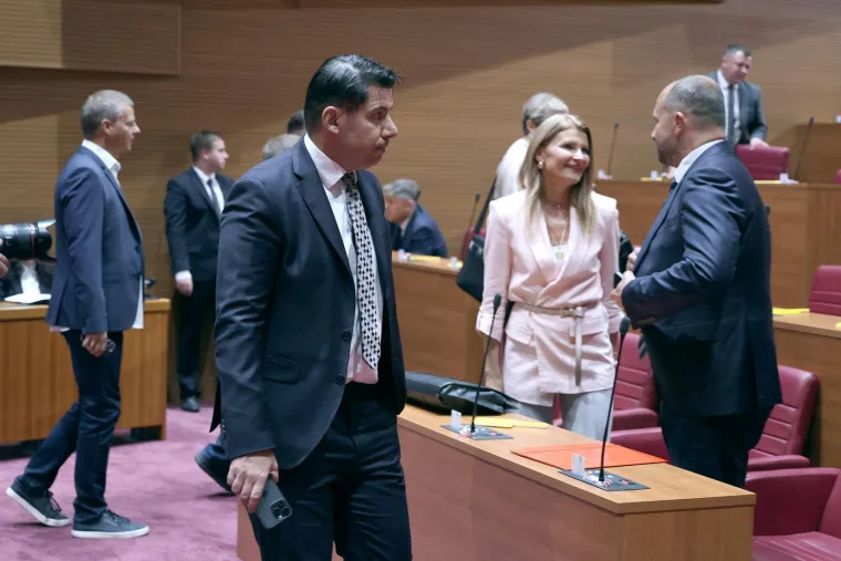 &Scaron;to kažete, je li im godilo? Pogledajte kako izgledaju zastupnici nakon dva mjeseca odmora