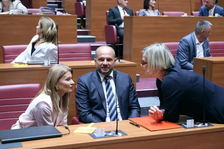 &Scaron;to kažete, je li im godilo? Pogledajte kako izgledaju zastupnici nakon dva mjeseca odmora